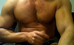 Horny Muscled Bear Jerking Off Live