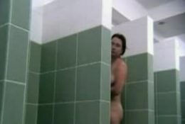 Une caméra cachée filme des femmes nues dans les vestiaires
