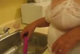 Une vieille femme se tripote sous la douche