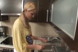 Masturbation d’une teen blonde dans sa cuisine