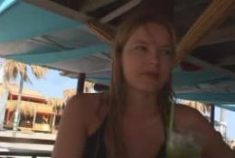 Ivana baise dans un cabine de plage